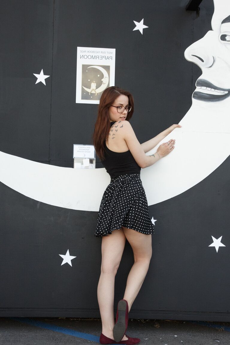 12P A namorada amadora Nerdy Elizabeth Marxs mostra a calcinha