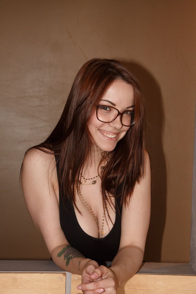 12P A namorada amadora Nerdy Elizabeth Marxs mostra a calcinha