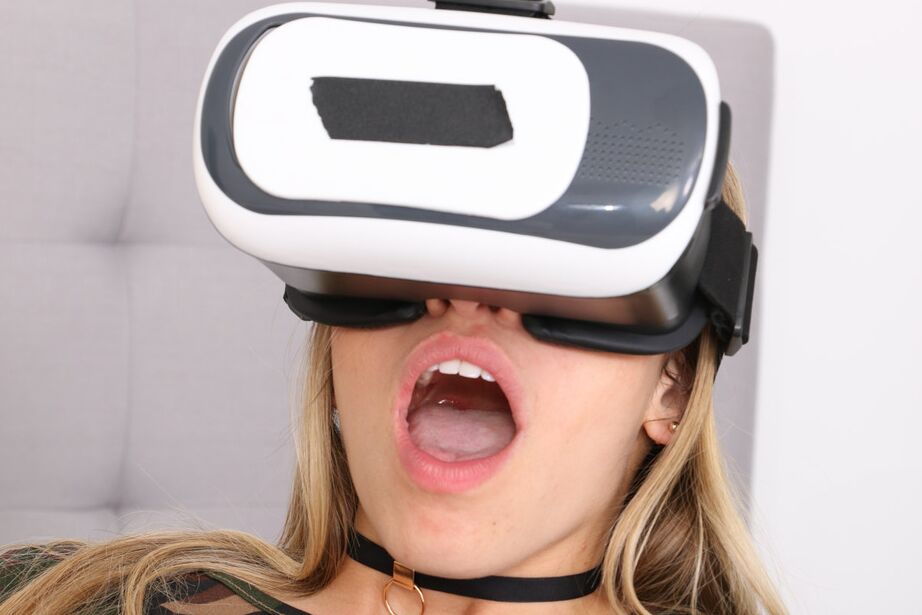 12P A adolescente loira Khloe Kapri se masturba enquanto usa óculos de realidade virtual