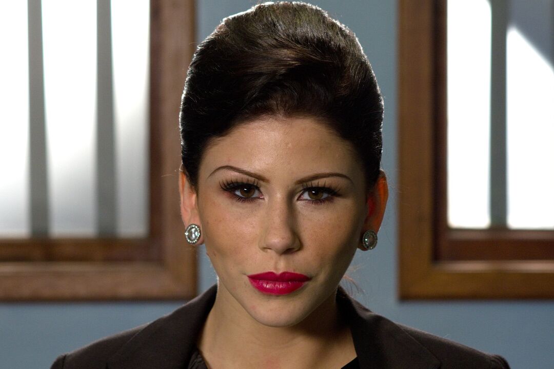 21P La impresionante MILF Brooklyn Lee expone sus naturales y su delicioso culo en un solo