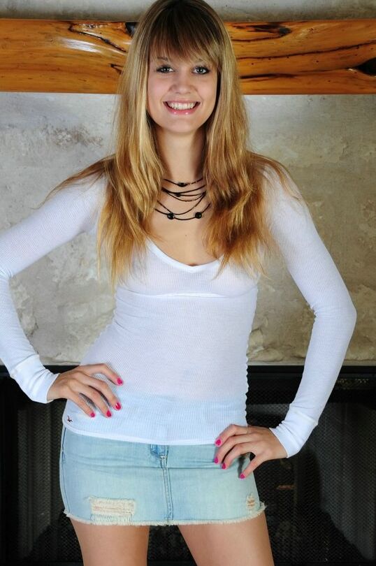 15P Die barfüßige Amateurin Lilly zieht sich aus und hat Spaß mit ihrem neuen Sexspielzeug