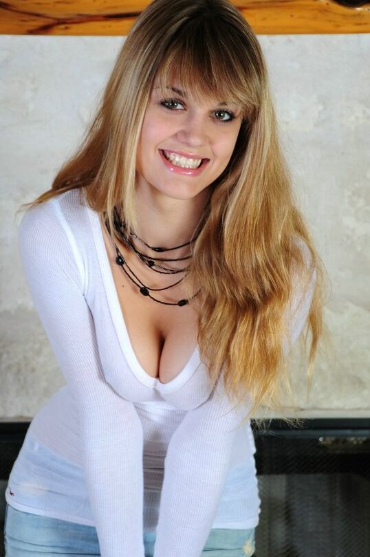 15P Die barfüßige Amateurin Lilly zieht sich aus und hat Spaß mit ihrem neuen Sexspielzeug