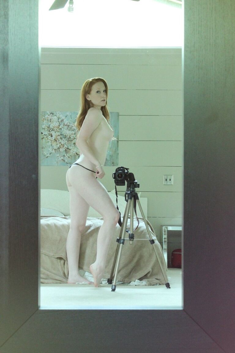 15P Sex ruiva Lucy OHara tira selfies no espelho enquanto tira a roupa