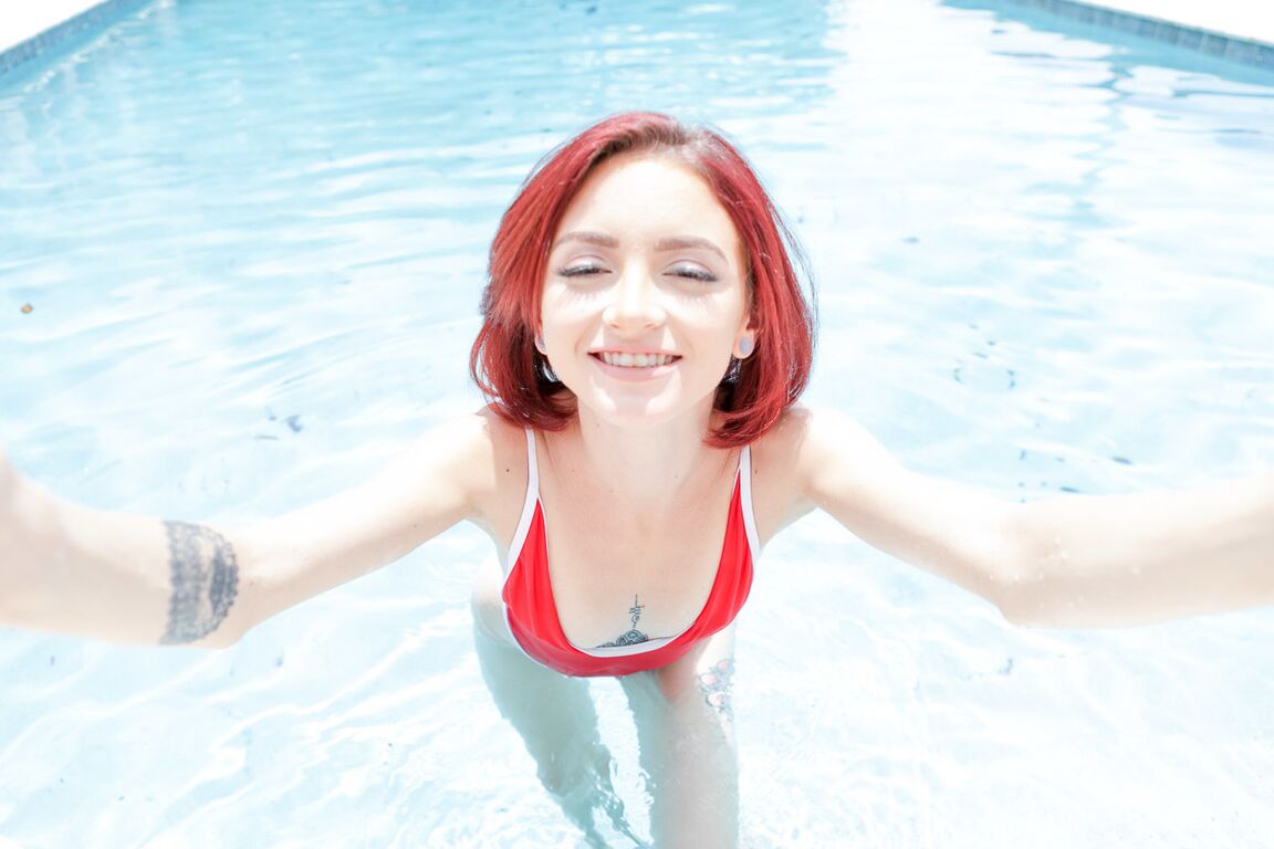 17P A pequena ruiva Lola Fae exibindo sua buceta à beira da piscina em seu sexy maiô vermelho
