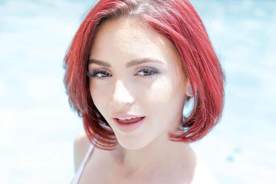 17P A pequena ruiva Lola Fae exibindo sua buceta à beira da piscina em seu sexy maiô vermelho