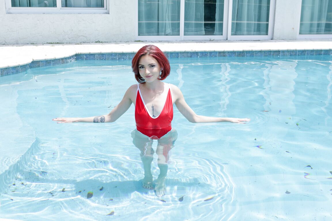 17P A pequena ruiva Lola Fae exibindo sua buceta à beira da piscina em seu sexy maiô vermelho