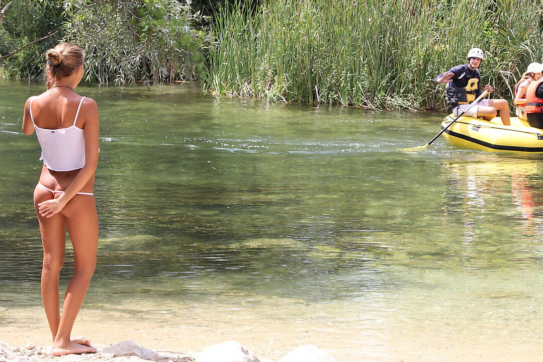 16P Sexy Teenie-Mädchen wird dabei erwischt, wie sie nackt in einem seichten Fluss von Sparren badet