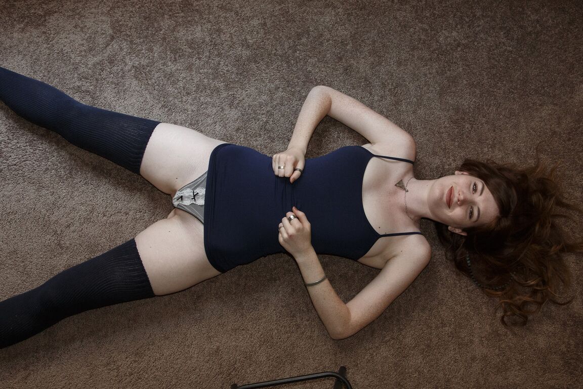 12P Adolescente pelirroja follable Zoe Fletcher se burla con sus pequeñas tetas en tanga