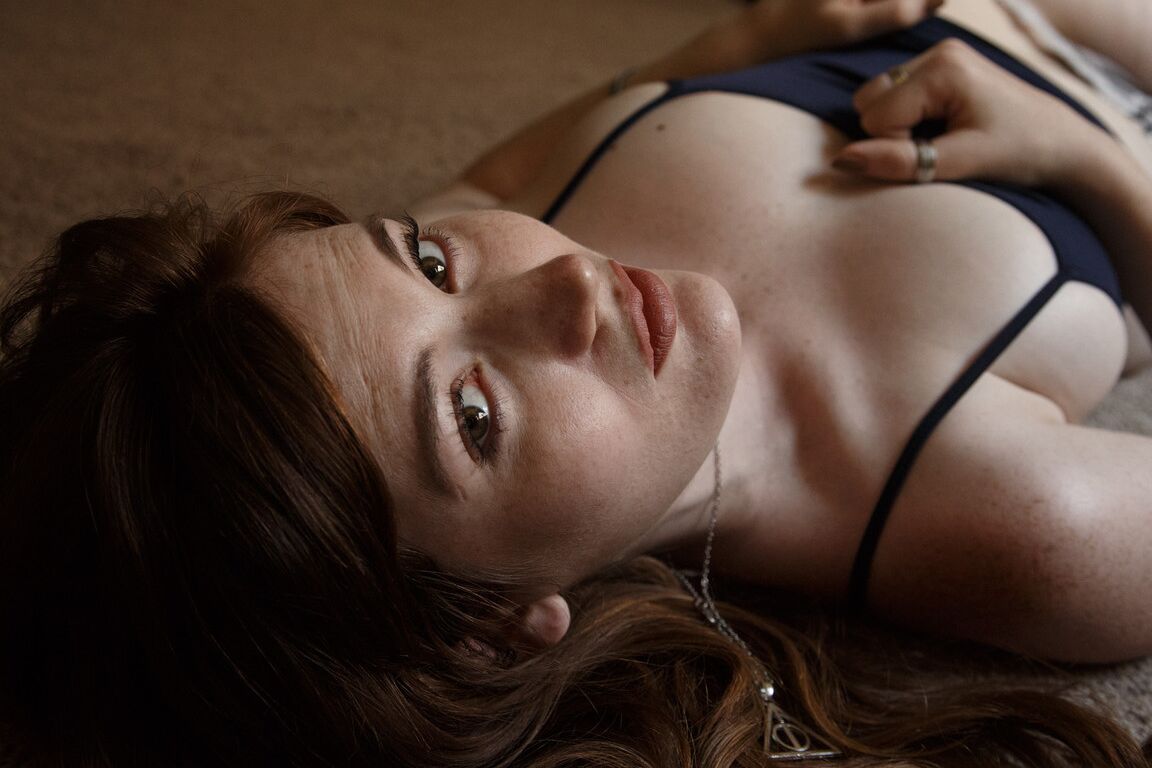 12P Adolescente pelirroja follable Zoe Fletcher se burla con sus pequeñas tetas en tanga