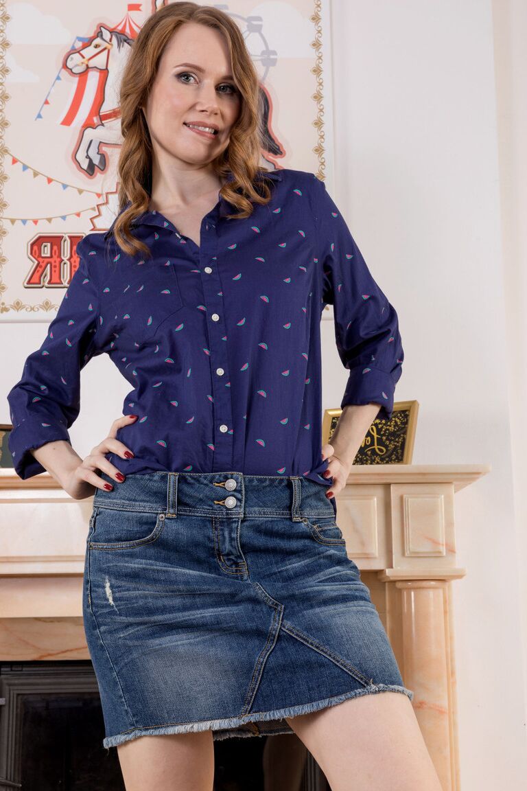 16P Plus de 30 ans, Veronica S joue avec les lèvres charnues de sa chatte après s'être déshabillée