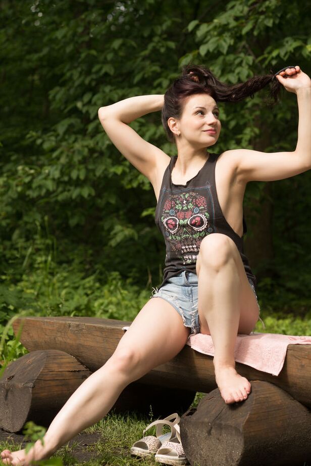 Das 16P Solo-Model Lisa Musa hebt ihren großen Arsch hervor, nachdem sie sich in einem Bach nackt ausgezogen hat