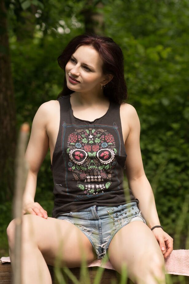 Das 16P Solo-Model Lisa Musa hebt ihren großen Arsch hervor, nachdem sie sich in einem Bach nackt ausgezogen hat