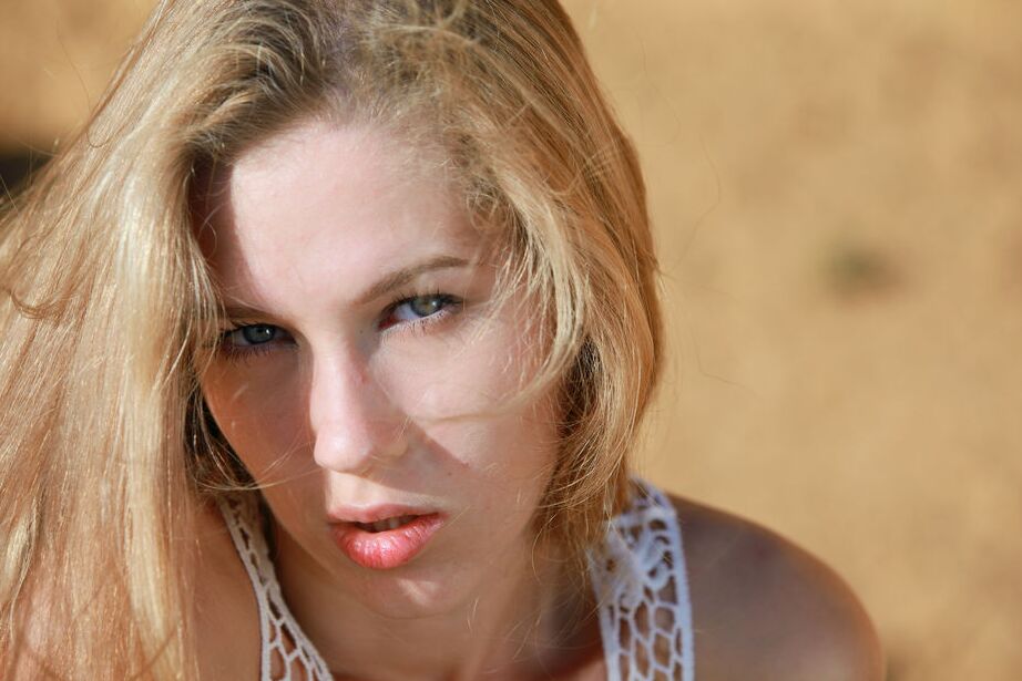 16P A loira atraente Genevieve Gandi expõe seu corpo delicioso ao ar livre