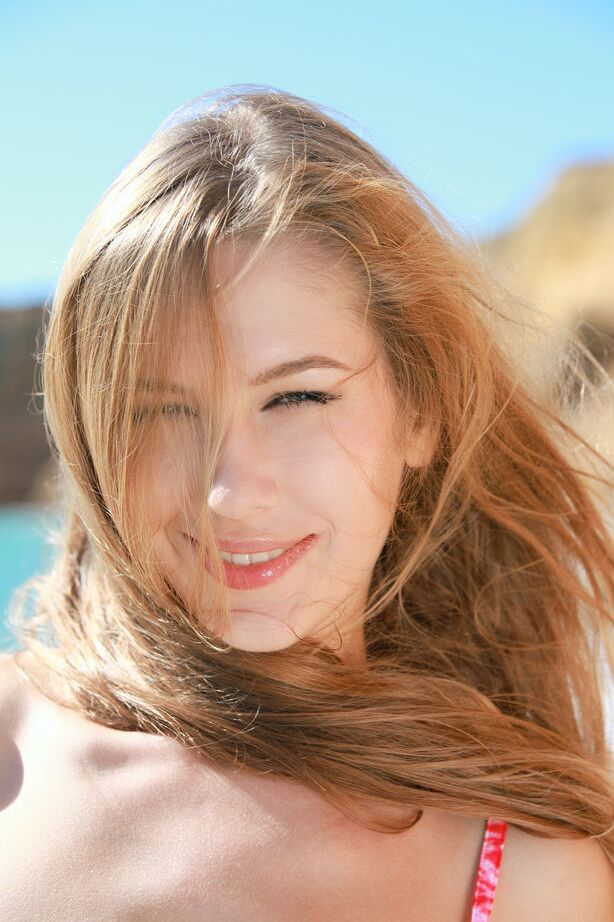 18P La sexy joven Genevieve Gandi se quita el traje de baño para revelar sus pequeñas tetas en la playa