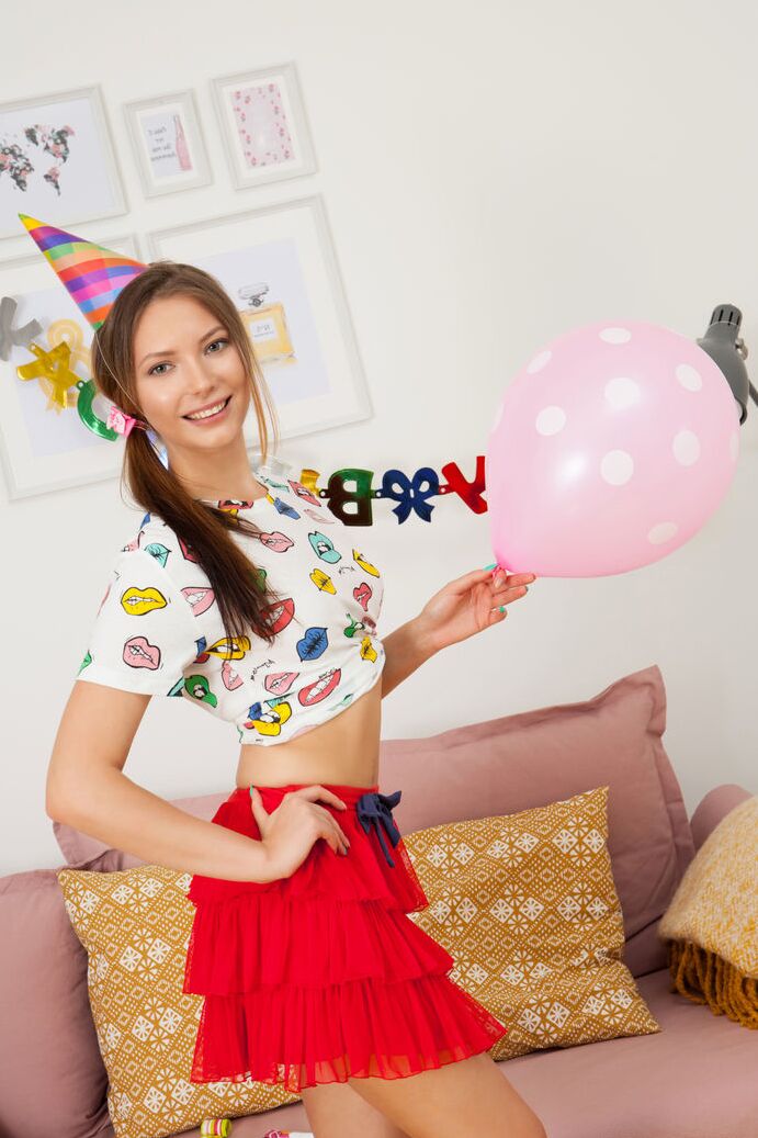 20P La simpática adolescente Eva celebra su cumpleaños mostrando su suave coño desnuda