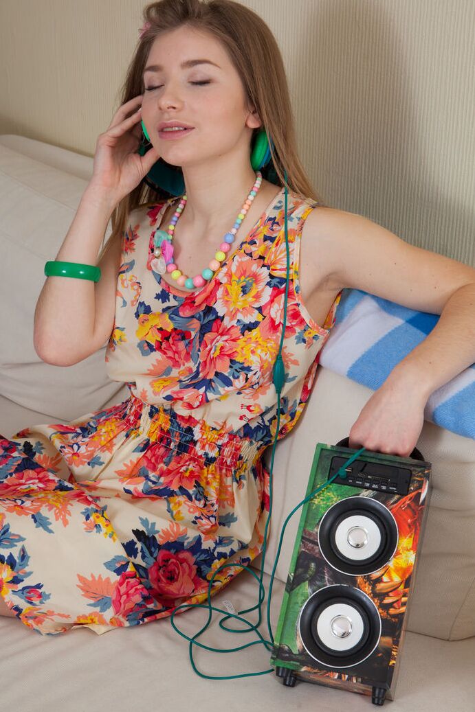 20P Linda adolescente tira o vestido para poses nuas com meias acima do joelho