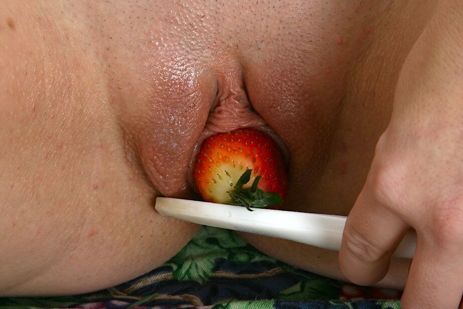 16P Die freche MILF Kristi Lane bedeckt ihre kahle Muschi mit Schlagsahne und Erdbeeren
