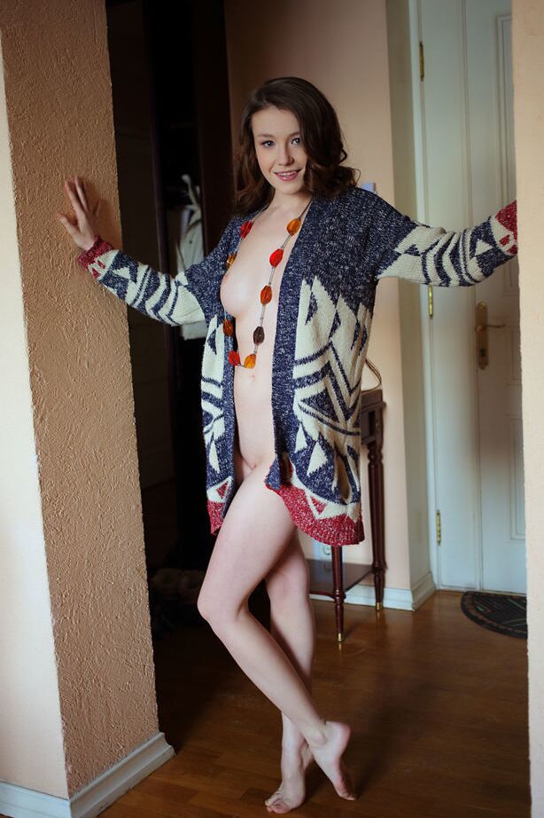 18P La guapa adolescente Emily Bloom juega con su largo cabello rojo durante un concierto en solitario desnuda