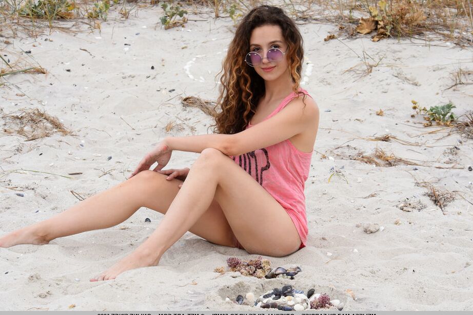 18P A bela adolescente Melissa Maz ostenta cabelos ondulados enquanto fica nua em solo arenoso