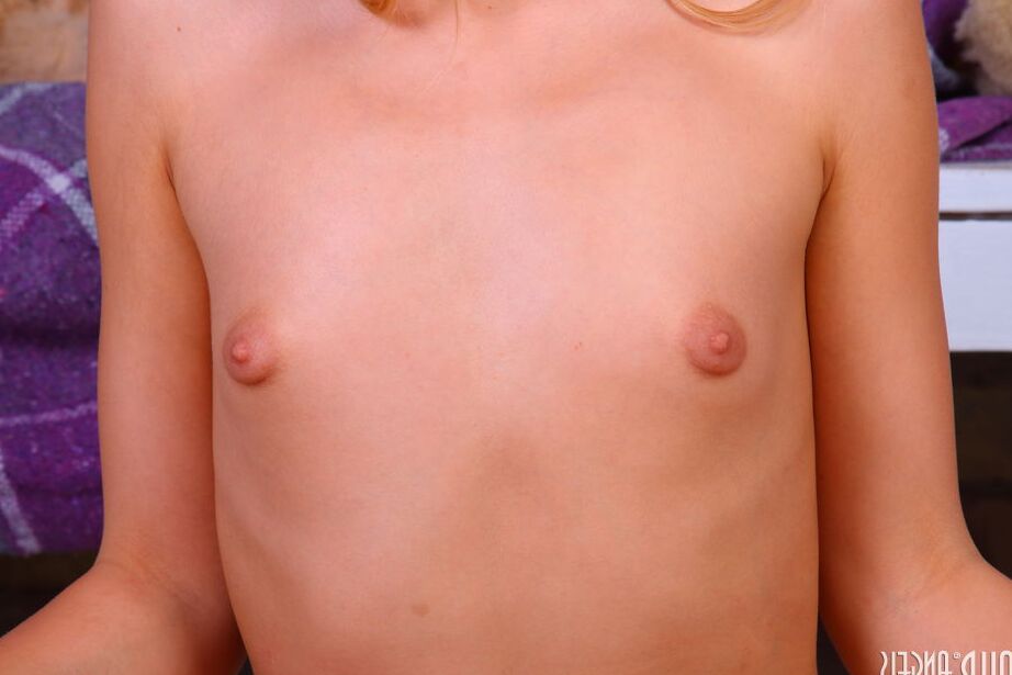 20P Mira como esta hermosa rubia se deshace de su linda ropa y posa