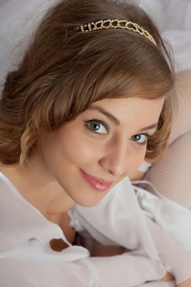 16P Une douce adolescente a le look d'un ange en posant juste en bas nylons blancs
