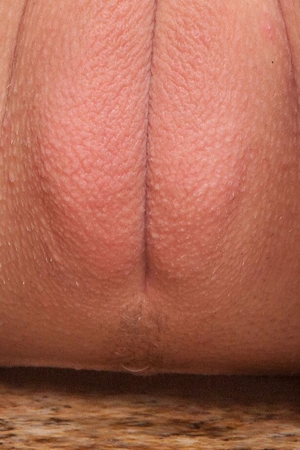 16P Die vollbusige Amateurin Roxy Lovette zieht sich aus und entblößt ihre süßen Zehen