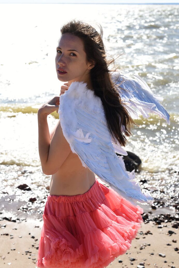 20P La delgada adolescente Dama se pone alas de ángel para una sesión de fotos desnuda en la playa
