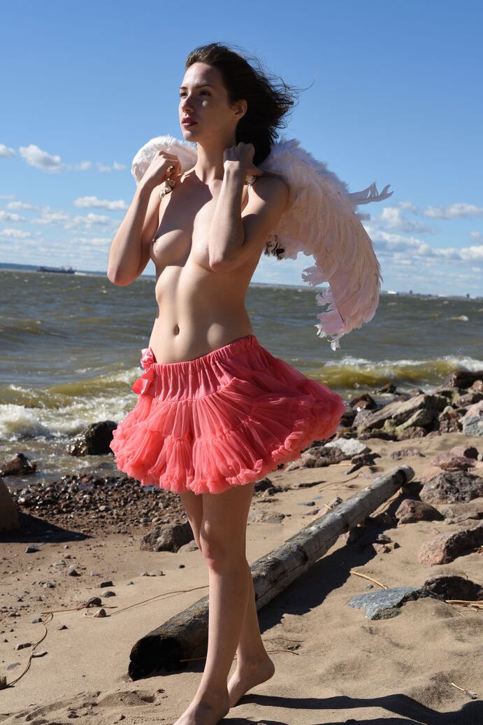 20P La delgada adolescente Dama se pone alas de ángel para una sesión de fotos desnuda en la playa