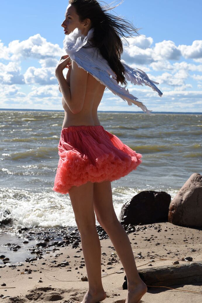 20P La delgada adolescente Dama se pone alas de ángel para una sesión de fotos desnuda en la playa