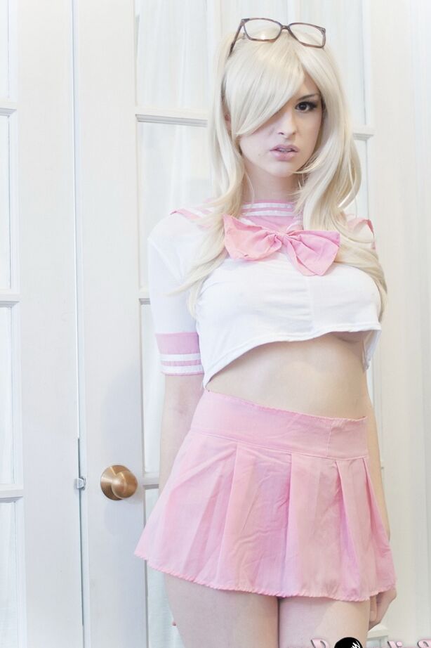 12P La traviesa librería Bailey Jay desnudándose