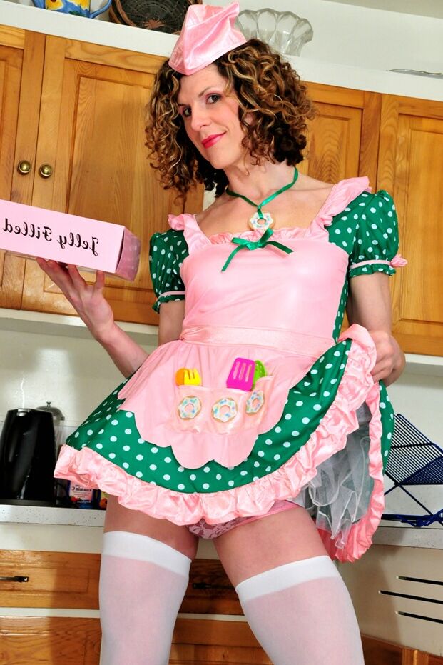 15P Süßes Donut-Girl Delia in Sissy-Rüschen und rosa Höschen