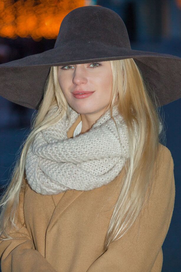 18P Nena rubia vestida mostrando su sexy culo adolescente y su chocho afeitado mientras se desnuda