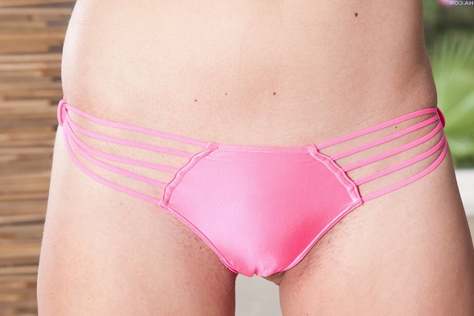 16P Die bezaubernde brünette Amateurin Nina Noxx benutzt ihre Finger zur Befriedigung