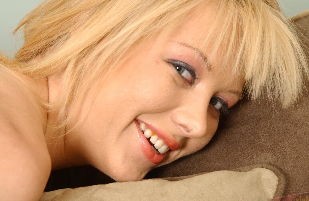 16P Die süße Blondine Jeanie Marie zieht für ihre ersten Nacktposen ihr Kleid aus