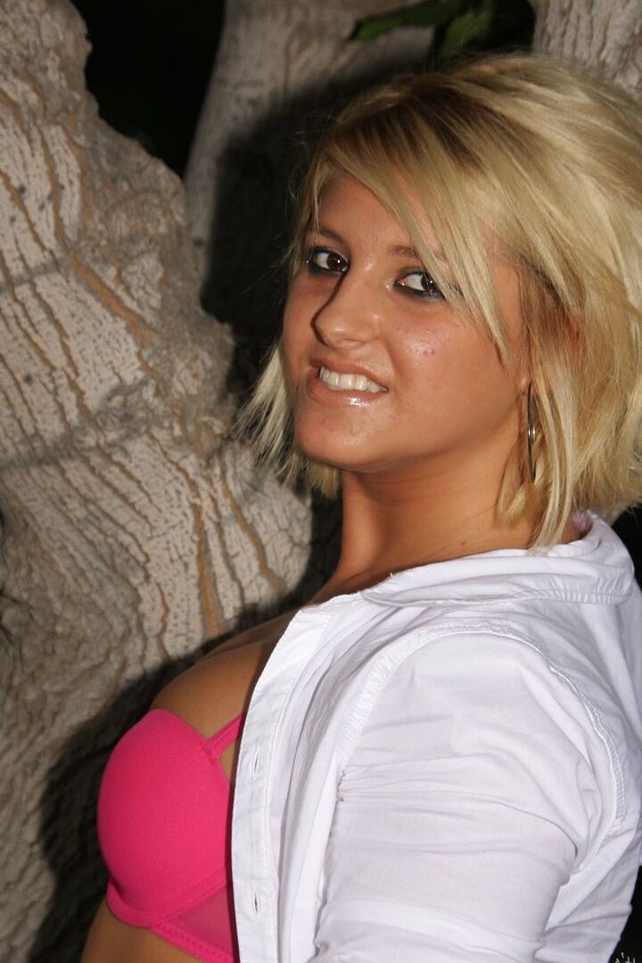 16P A loira natural Jenny abre os seios firmes antes de mostrar sua bunda apertada