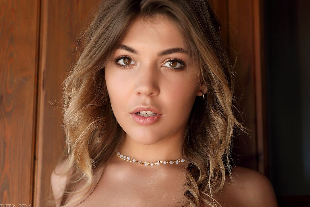 12P Chica sexy con piernas largas exhibe su dulce coño después de desnudarse