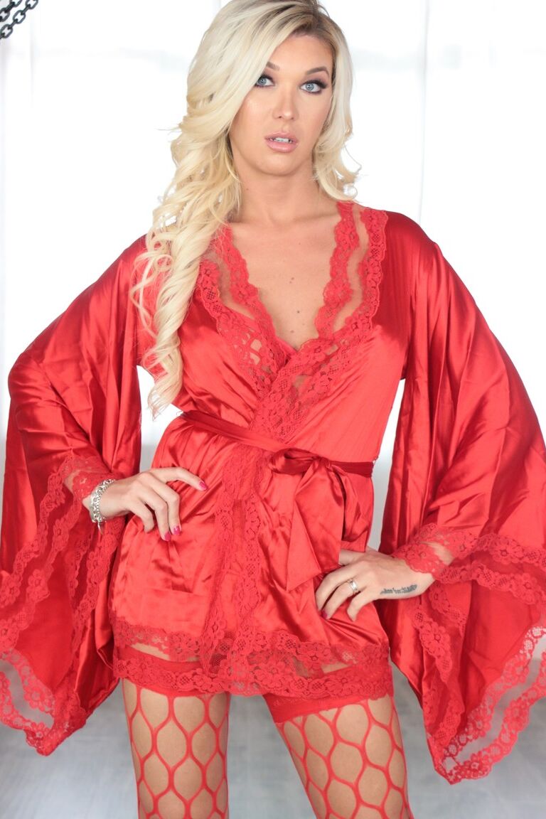 17P La trans blonde Aubrey Kate enlève ses sous-vêtements
