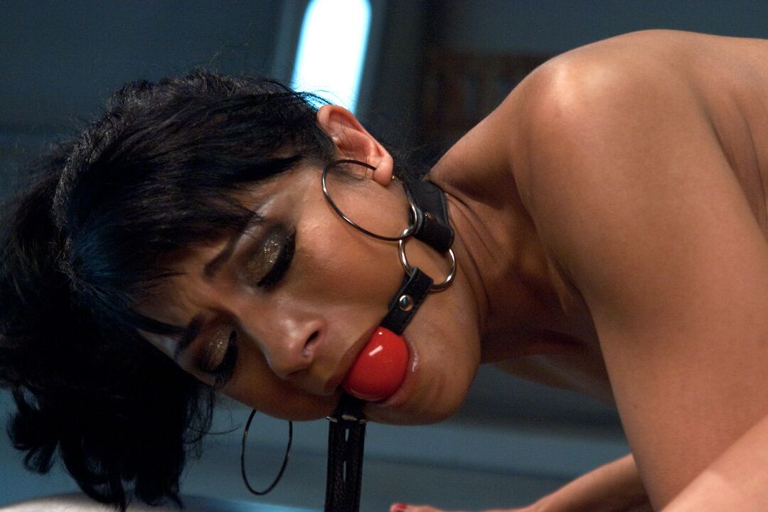 14P Latina amordaçada Beretta James tem sua buceta fodida rudemente por um sybian