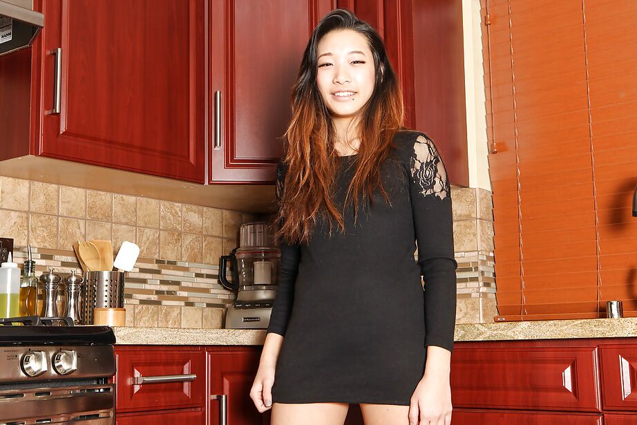 16P La zorra asiática amateur Meiko Askara muestra sus fantásticas tetas pequeñas