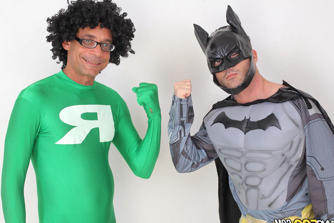 15P Regardez Super Ramon en action avec Isabella Cruz dans ce trio hardcore