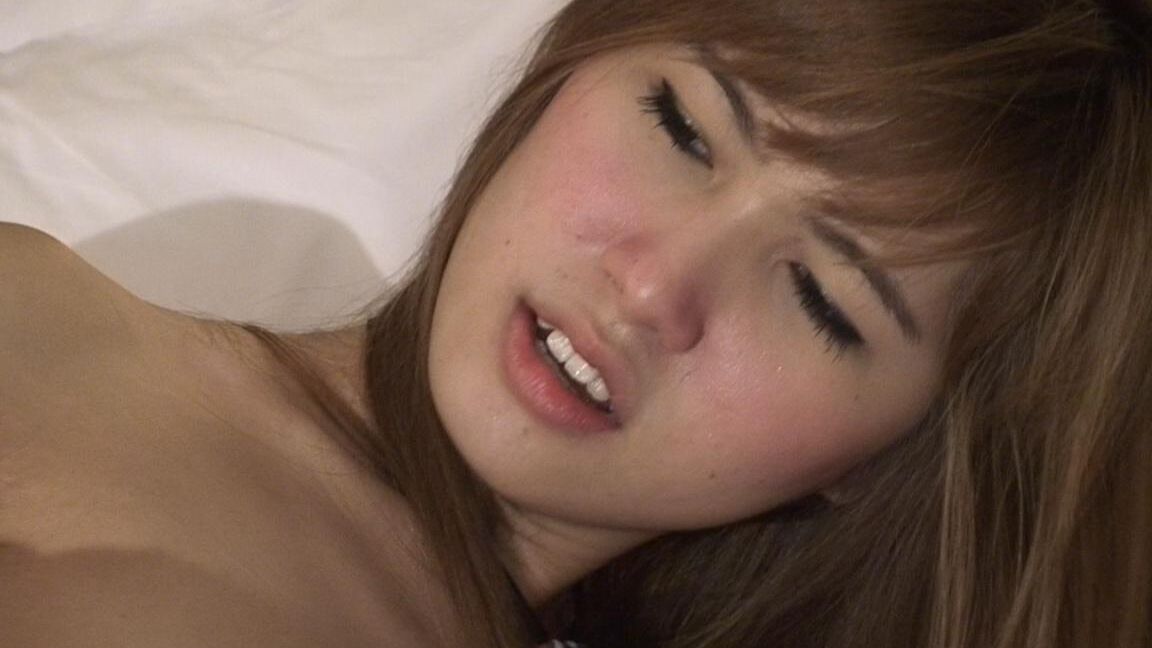 17P La colegiala transexual Vee se masturba mientras lame una piruleta en la cama