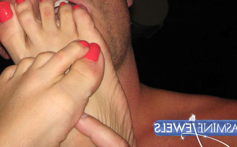 15P Linda TMILF Jasmine Jewels dando um footjob gostoso