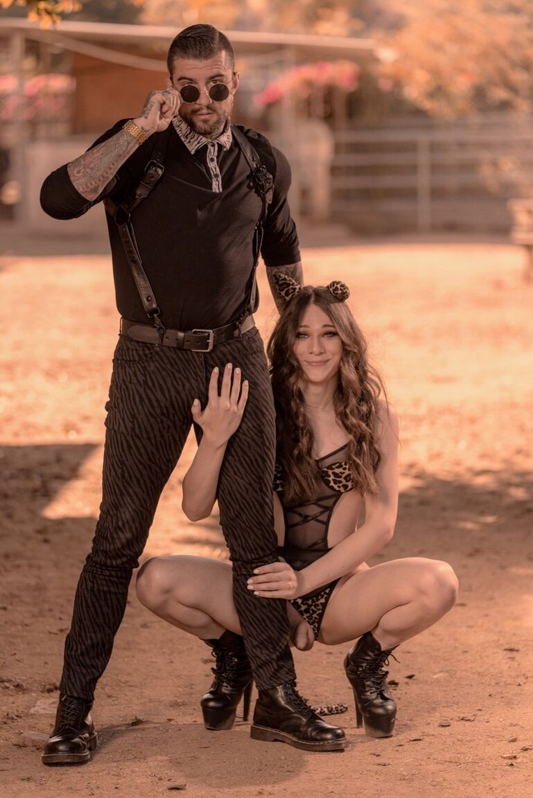 15P La guapa TS Jessy Bells viste lencería sexy con manchas, debe ser rápida y