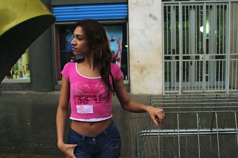 16P Travesti latina esbelta Suyane Dantas levando pau grande no cuzão travesti