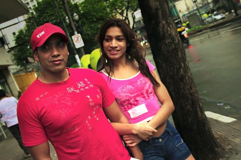 16P Travesti latina esbelta Suyane Dantas levando pau grande no cuzão travesti