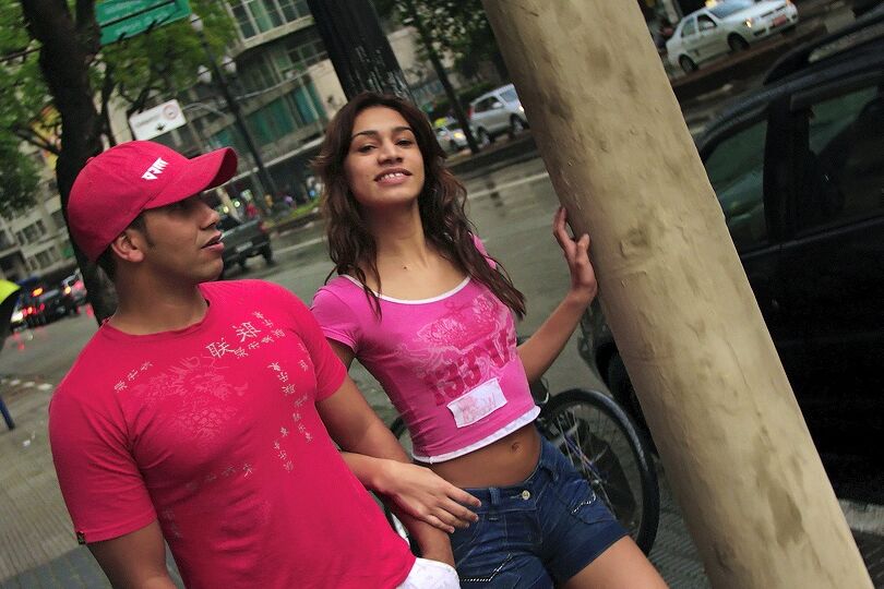 16P Travesti latina esbelta Suyane Dantas levando pau grande no cuzão travesti
