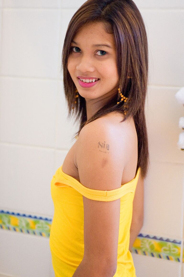 17P Hermosa joven transexual posando en el baño y montando un diminuto plug anal