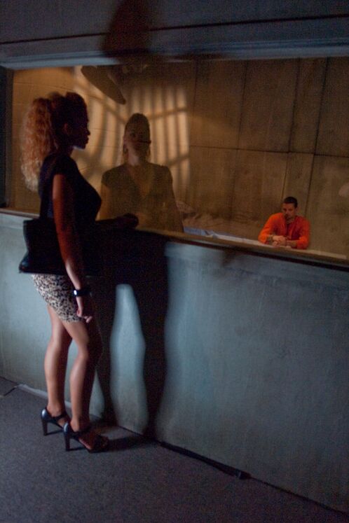 15P La belle transsexuelle ébène Jessica Host chevauche la bite dure d'un prisonnier