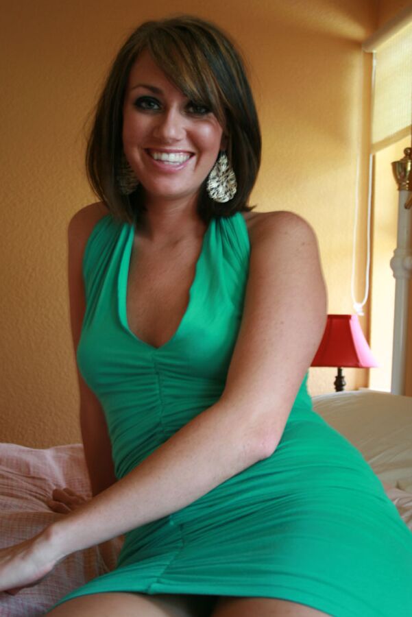 15P Valerie Sampson, die zum ersten Mal dabei ist, masturbiert mit einem Dildo auf einem Bett