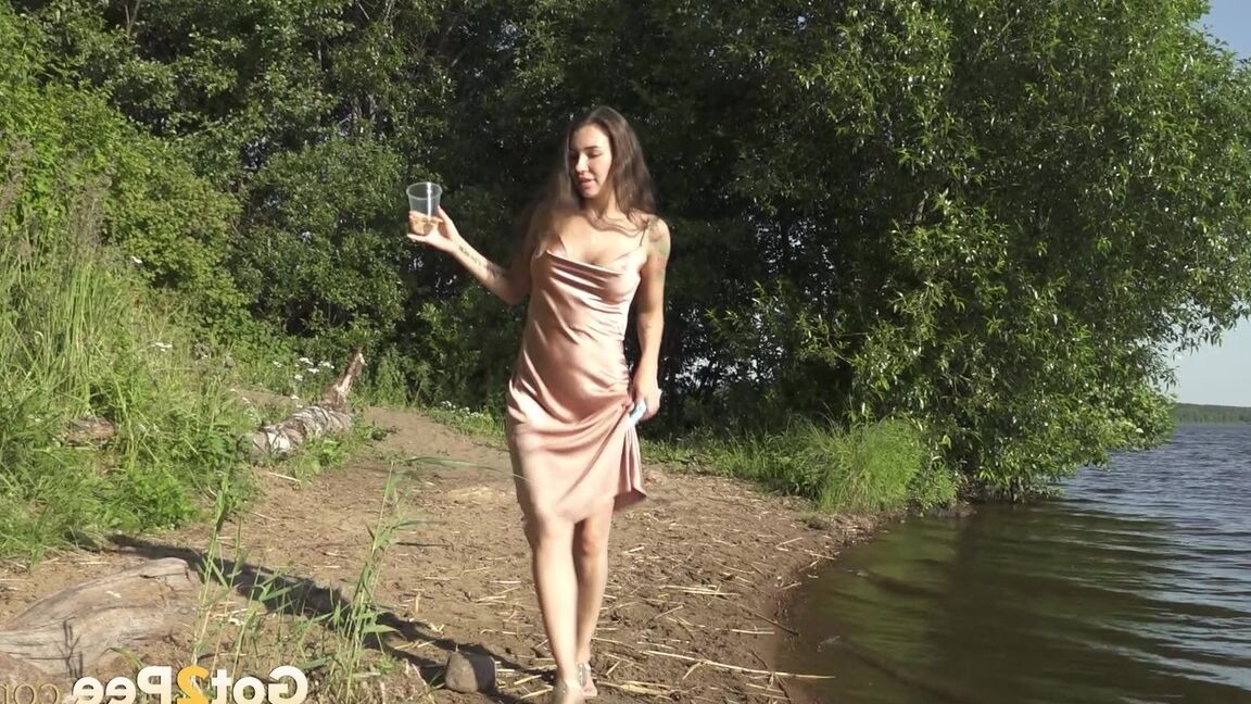 15P Высокая брюнетка Саша С. приседает ради срочной мочи на берегу озера